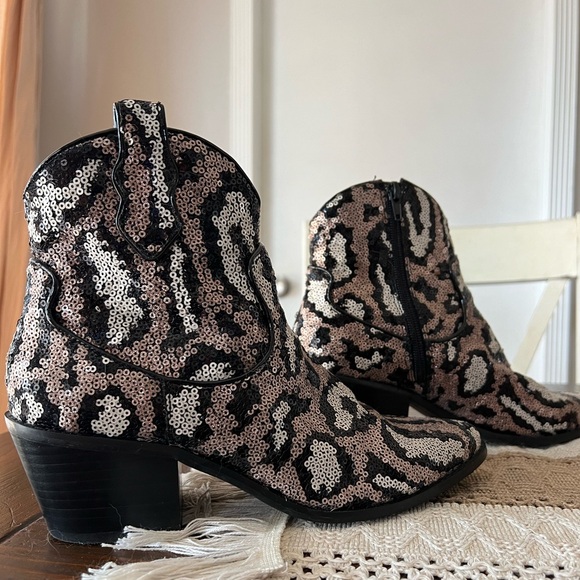 BETSEY JOHNSON Lucki Leopard Sequin Pointed-Toe Ankle Booties western Size 8 - Picture 3 of 9